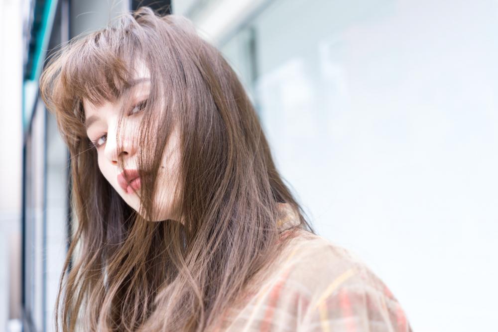 外国人風ベージュのニュアンスストレートスタイル｜サブ写真③
