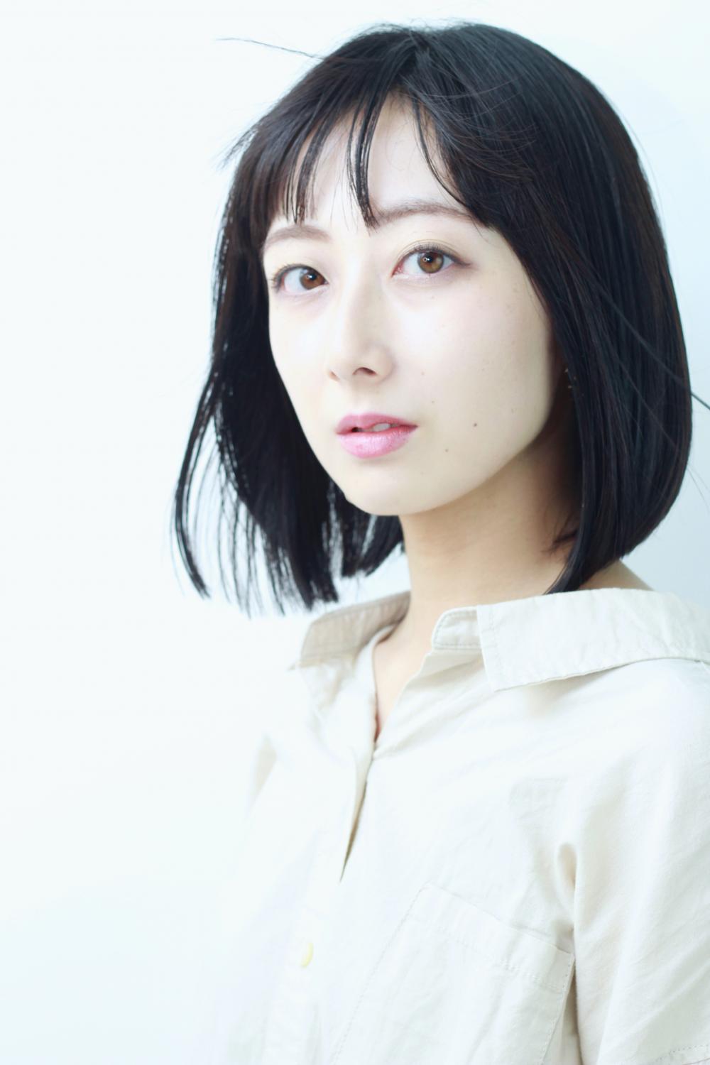 風で揺れる大人ボブ
