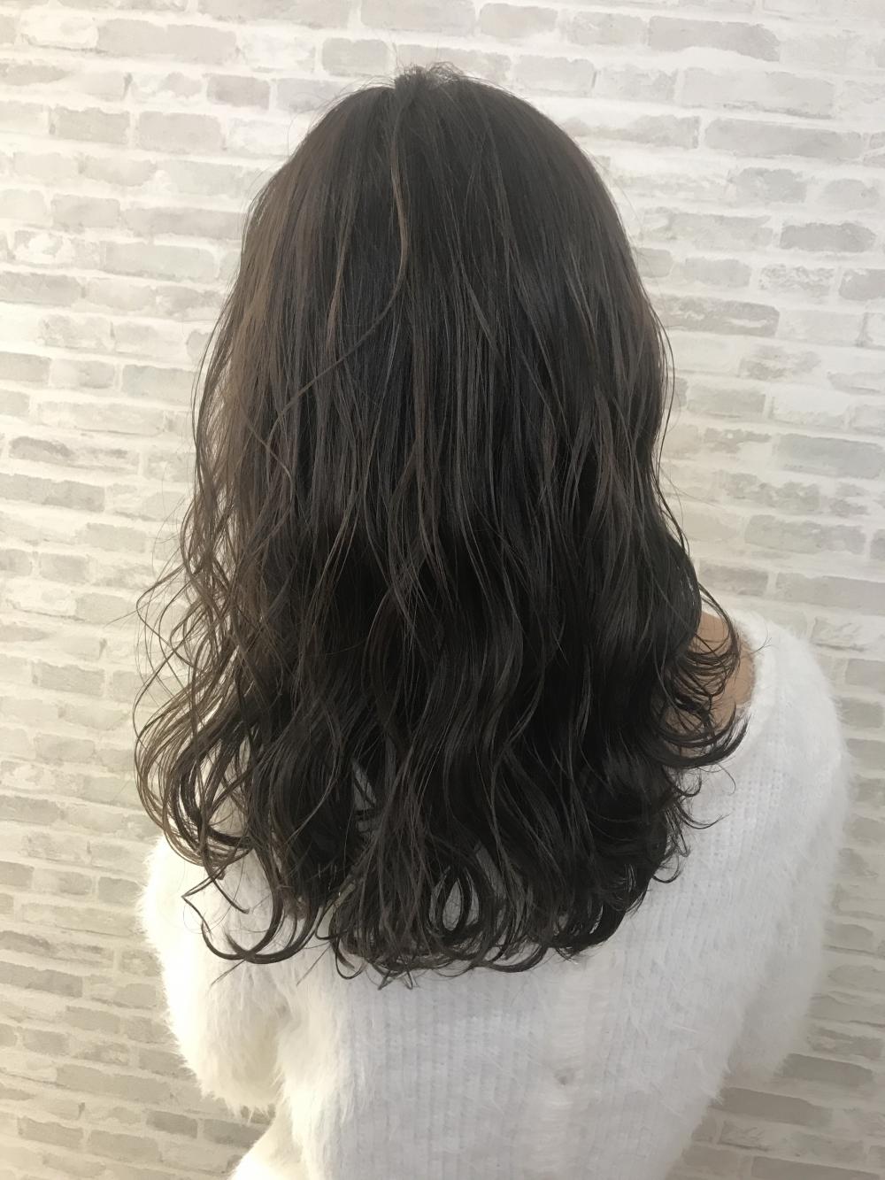 暗髪×イルミナカラー×巻き髪