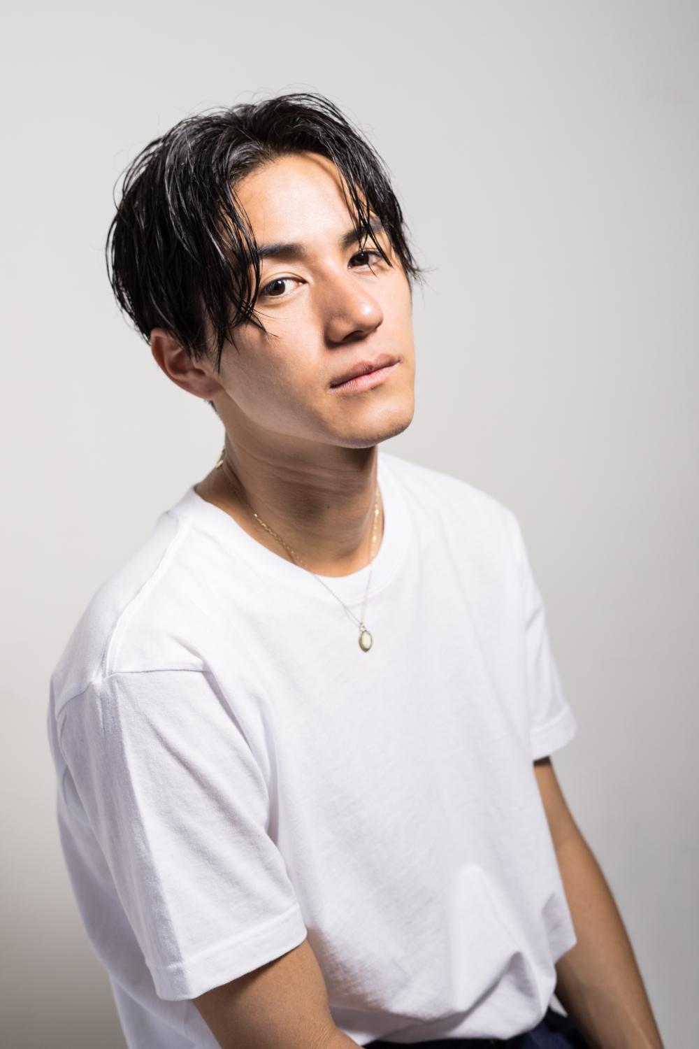 セクシーな男のセンターパート｜サブ写真②