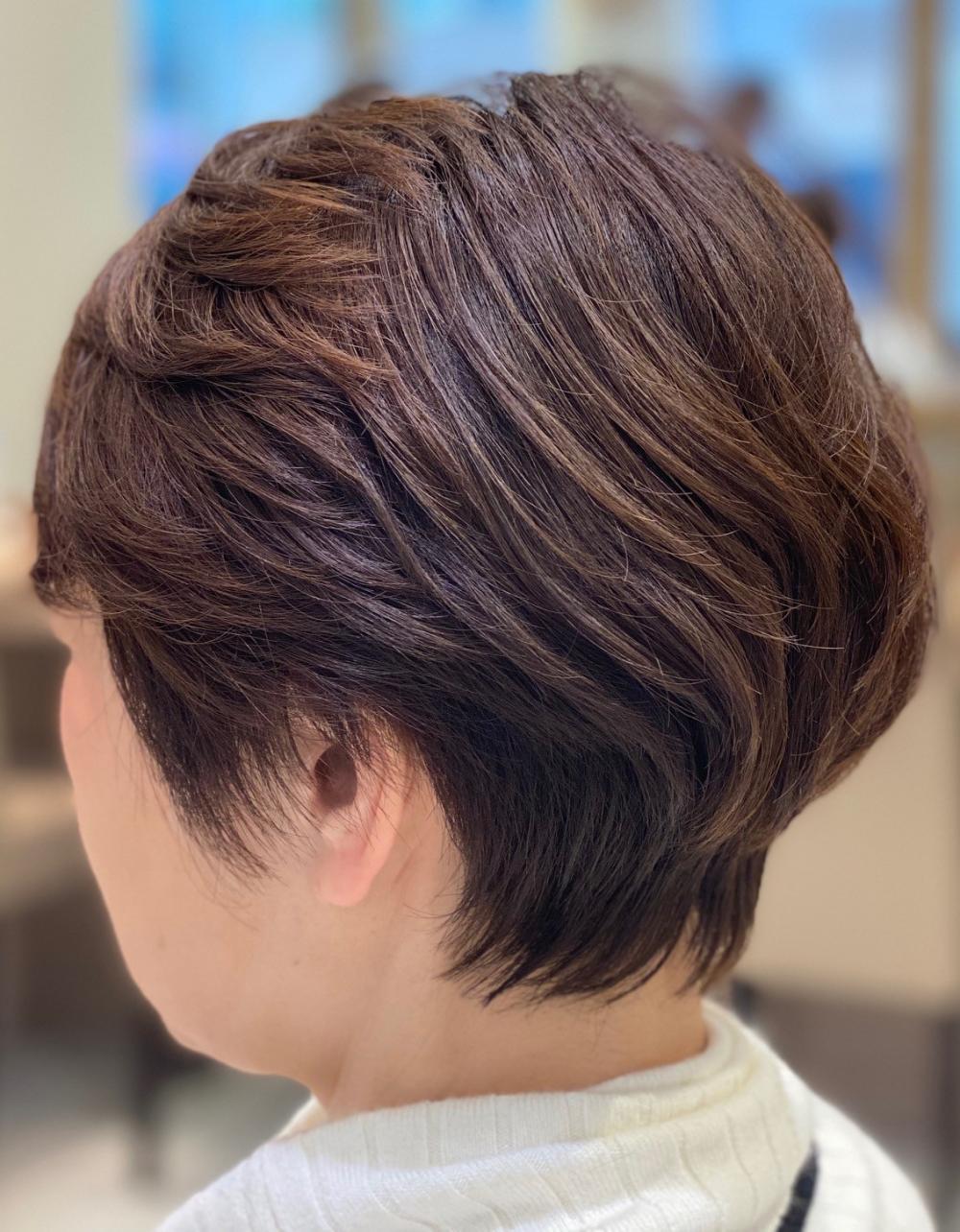 トップにふんわりパーマショート