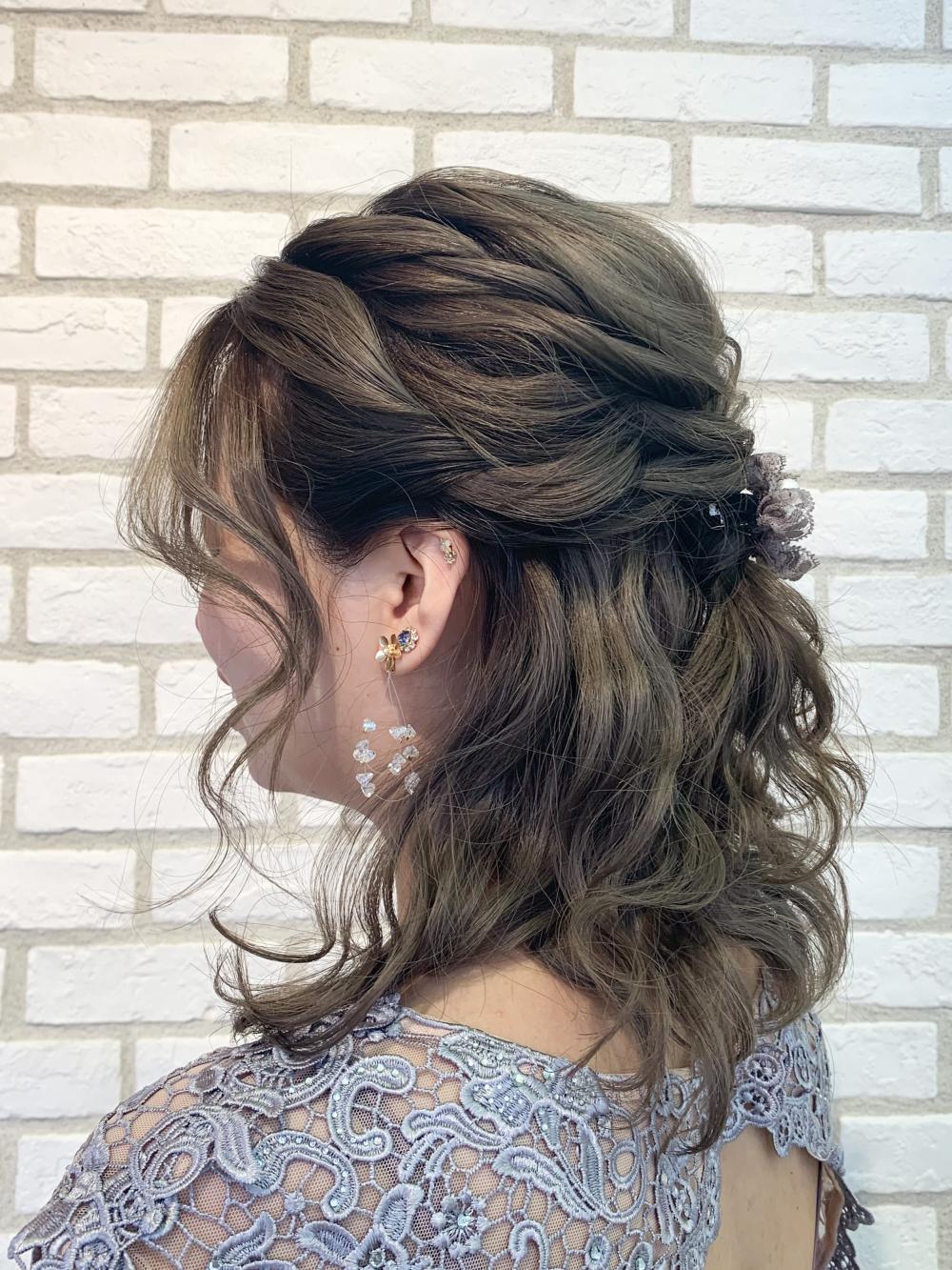ミディアムヘアのカーリーなハーフアップ