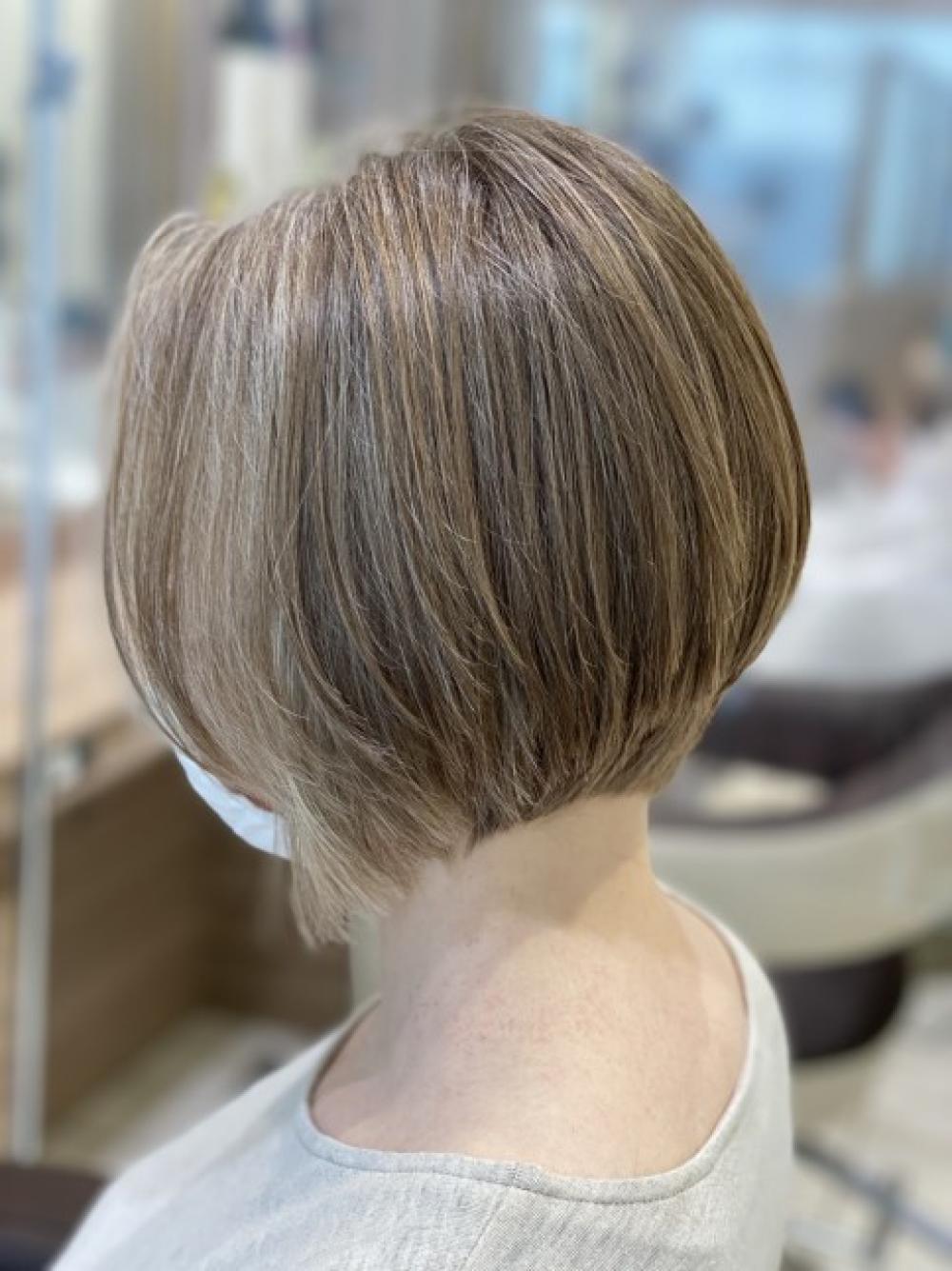 襟足スッキリ前下がりボブ