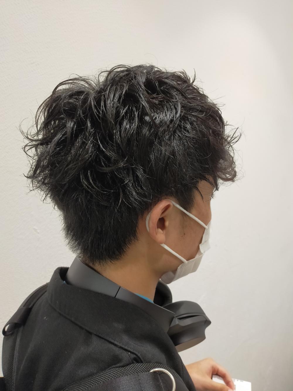 カールを楽しむメンズパーマスタイル｜サブ写真③
