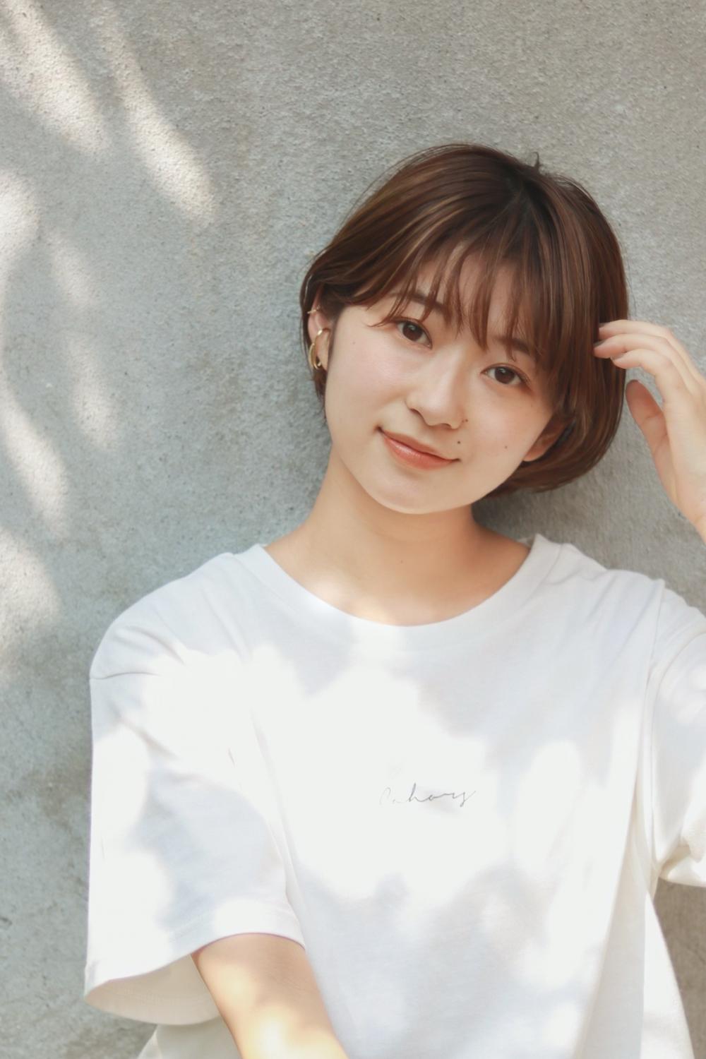 ショートヘアと白T
