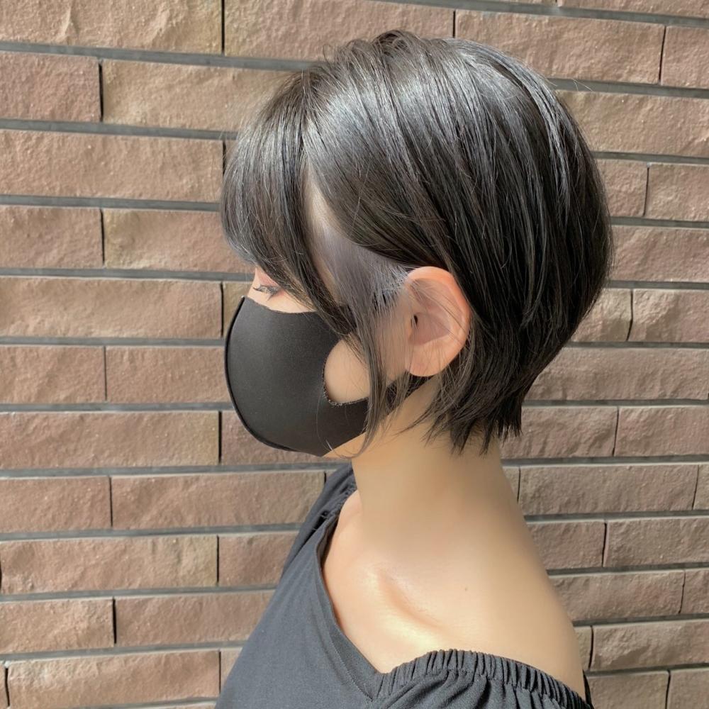 イヤリングカラーが可愛い丸みショートボブ