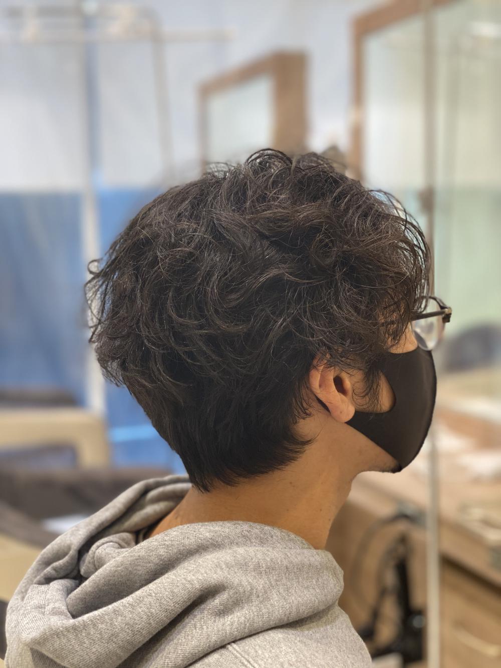 くせ毛を活かしたメンズショートスタイル