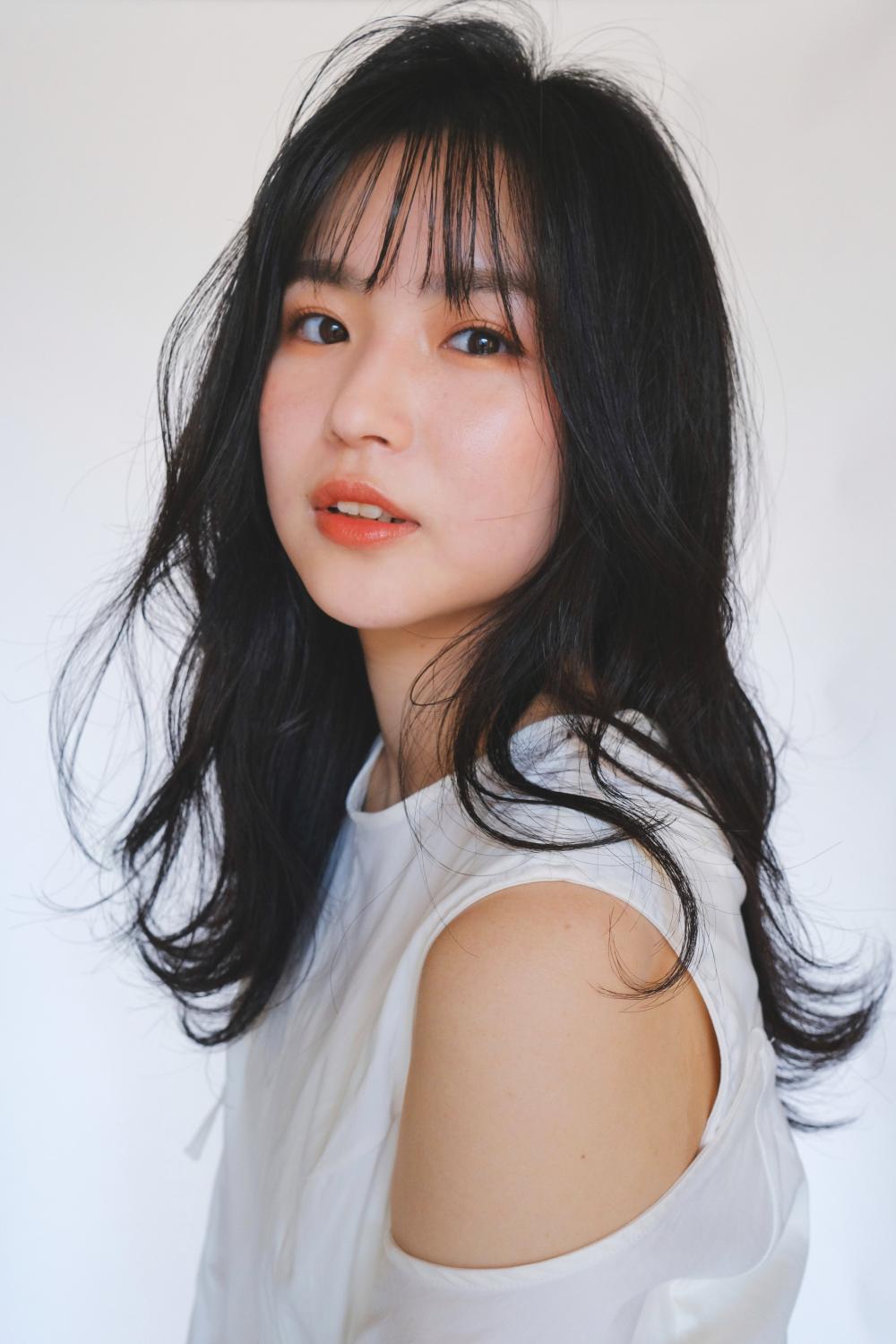 黒髪ユル巻きロング