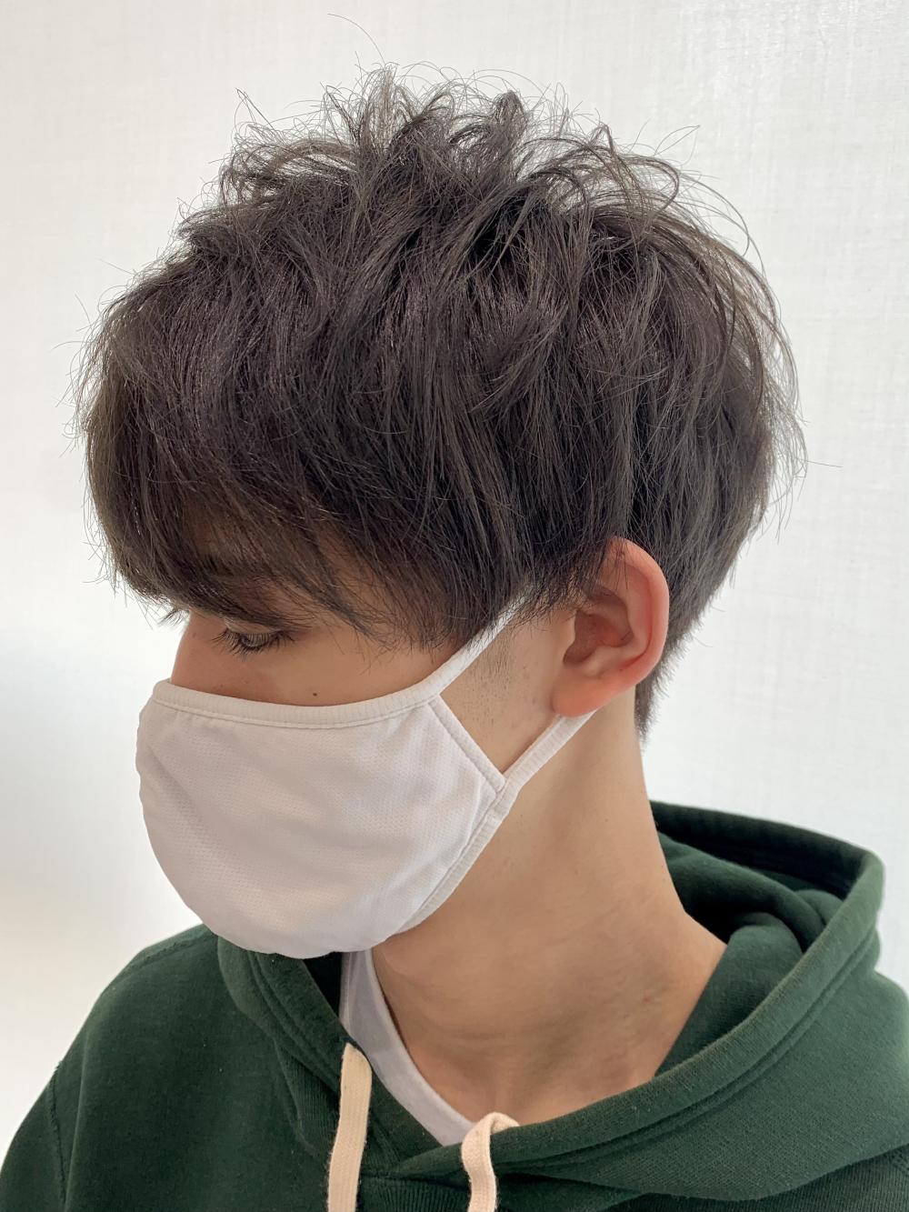 透明感ある”グレーアッシュ”で爽やかな印象に！