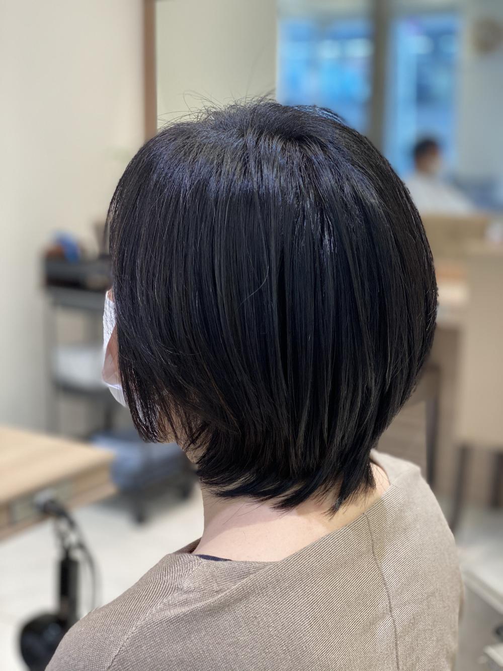 襟足のこし気味のショートスタイル