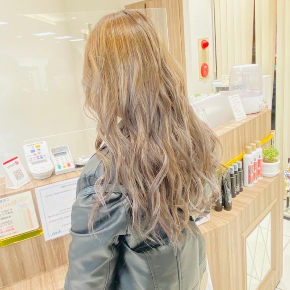 最近流行のエアタッチを使ったカラーにしてみました。グラデーションカラーなのでお試ししやすくなっております！