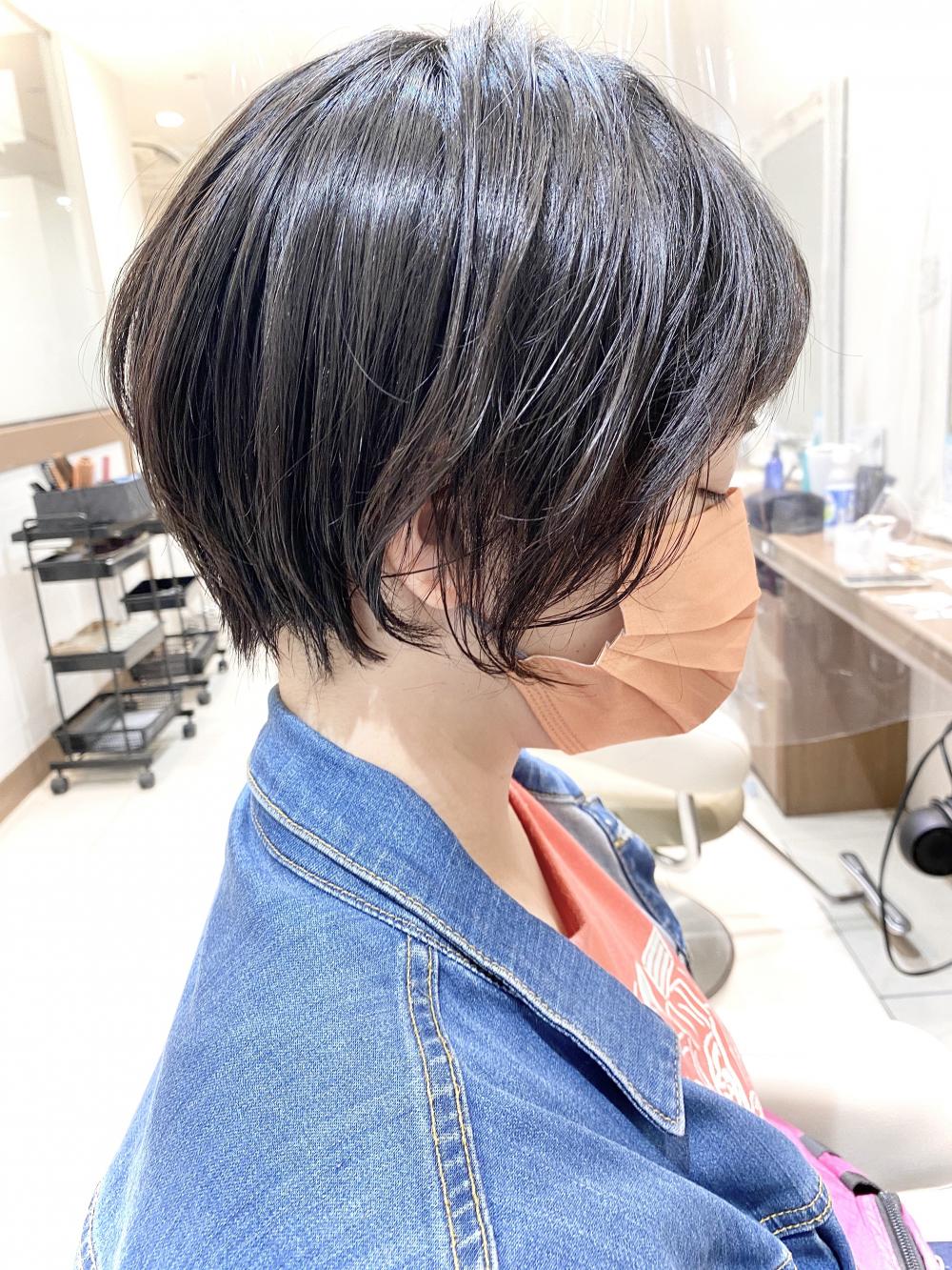 横顔の素敵なショートボブ
