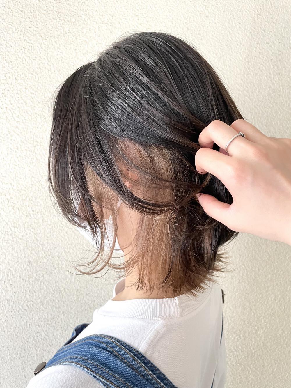 ベージュインナー×ブラック
