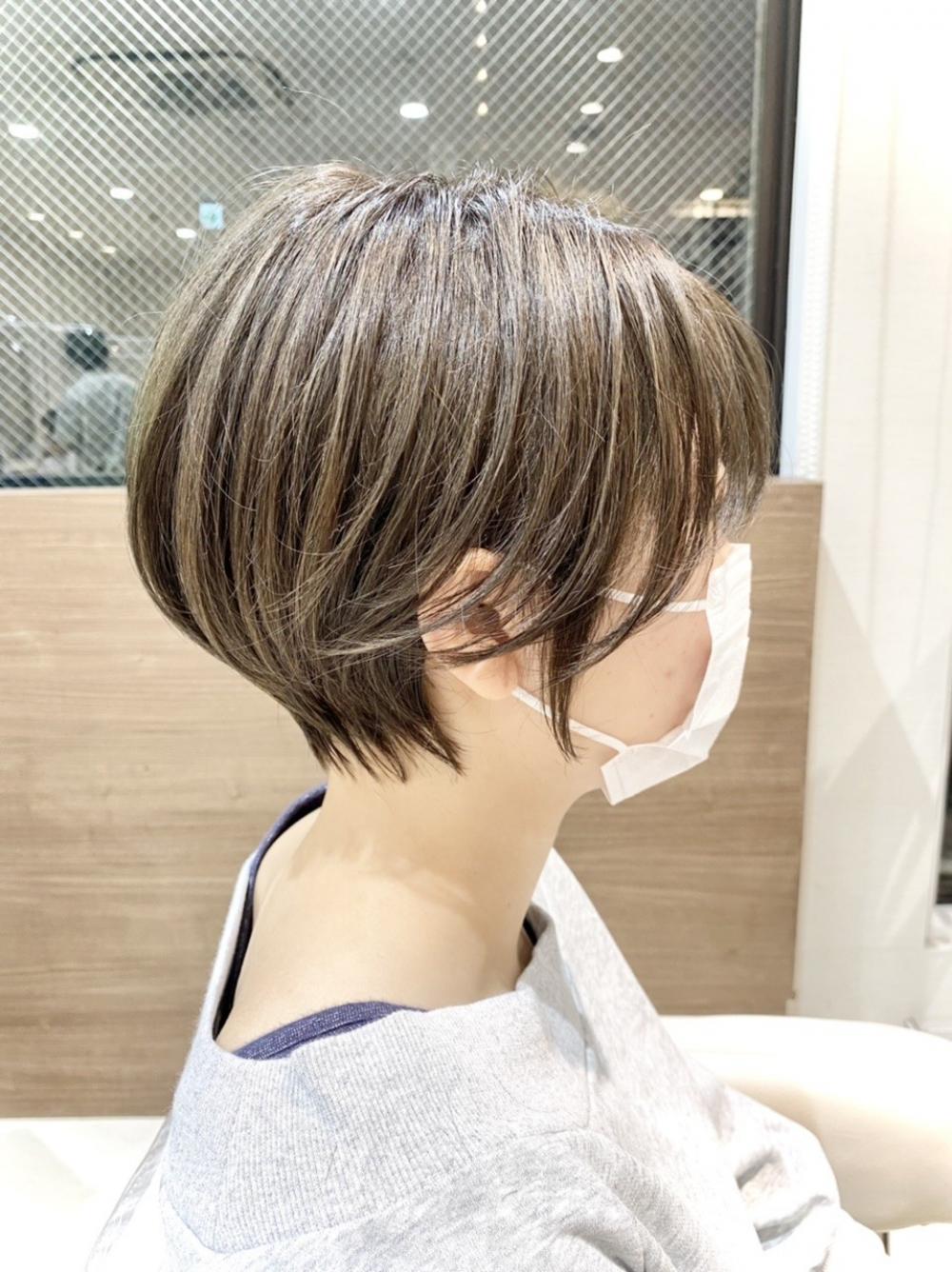 アッシュベージュ×ショートボブ｜メイン写真