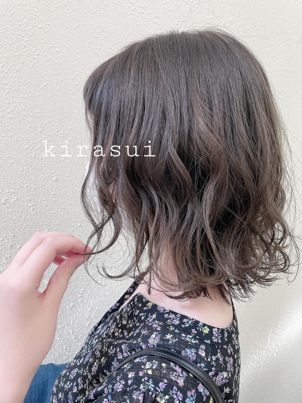 ★淡いグレージュの甘めミディ｜サブ写真②
