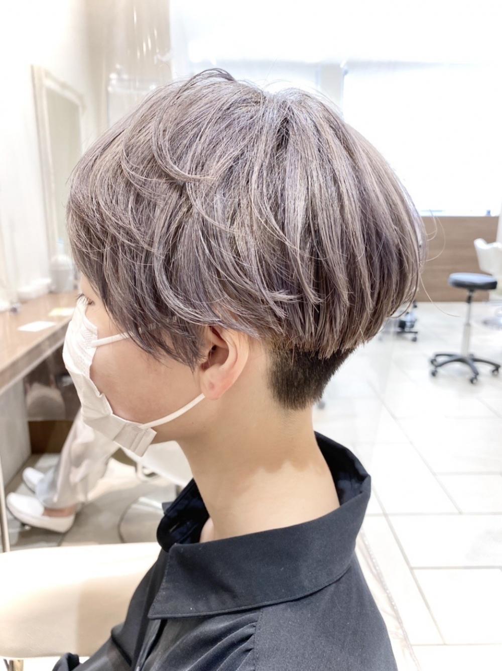 ホワイトグレージュ×刈り上げショート