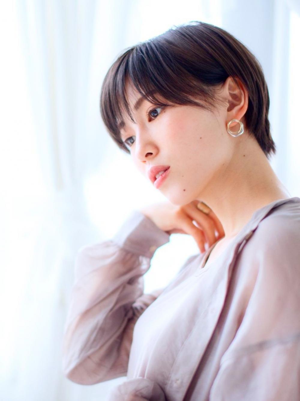 横顔美人耳かけショート｜サブ写真②