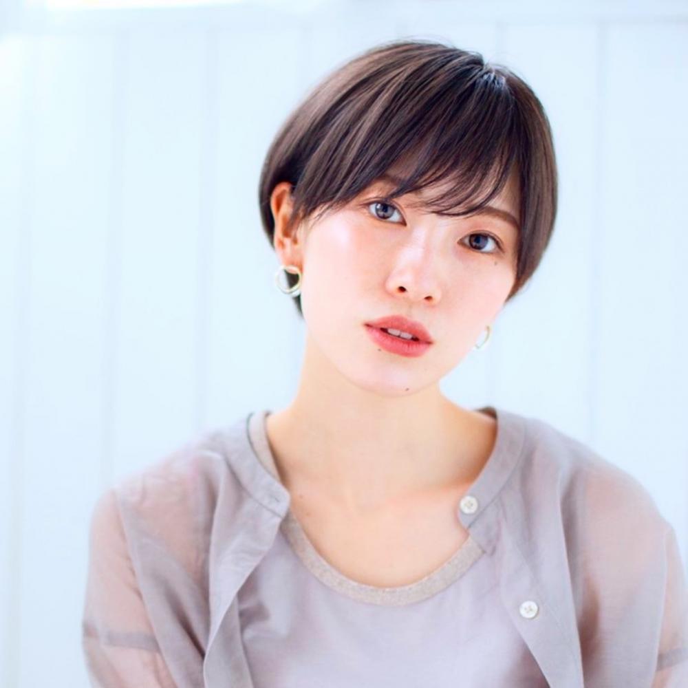 横顔美人耳かけショート