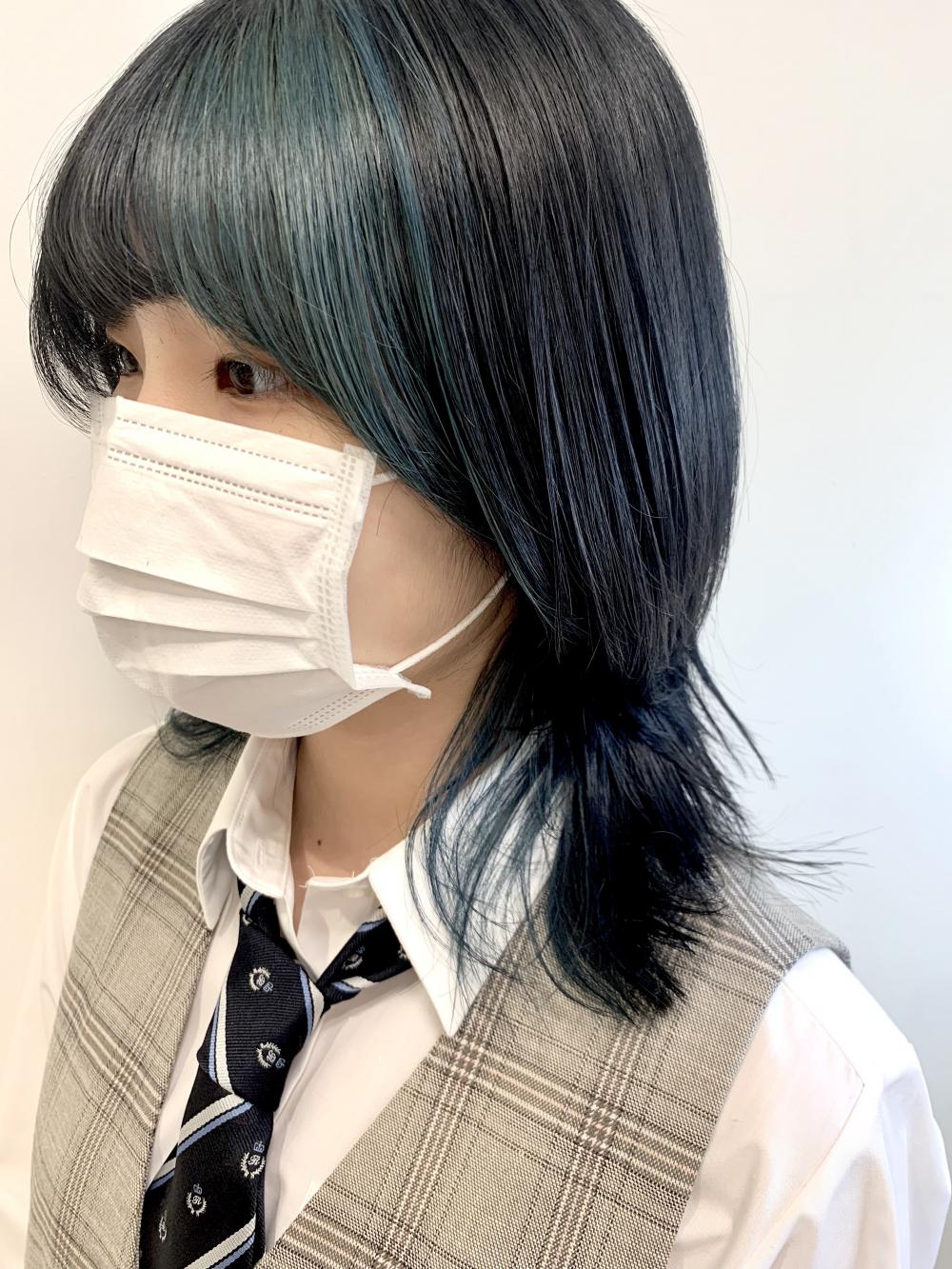エメラルドブルー