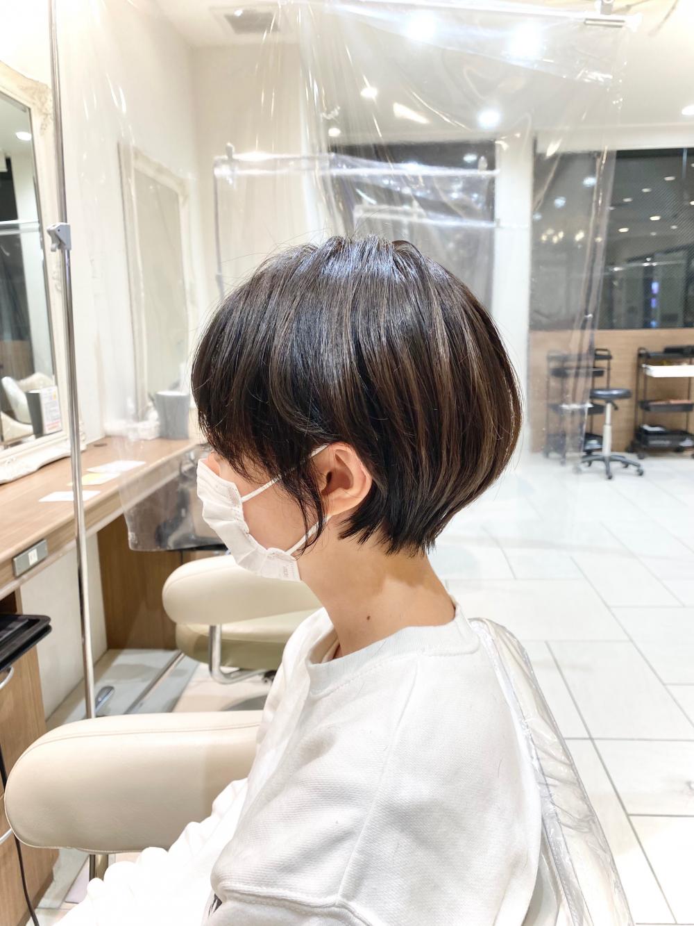 耳掛けでスッキリ見せるショートボブ♡