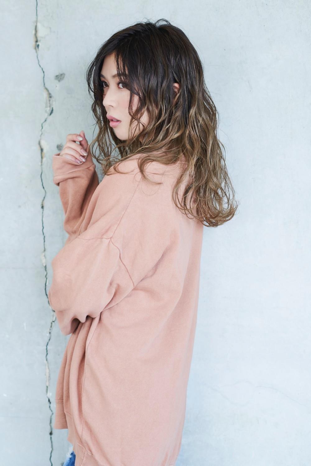 おしゃれな大人のロングヘア×ハイライト｜サブ写真③