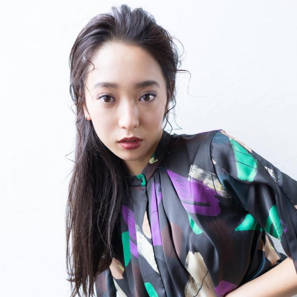 大人の色気セミロングスタイル