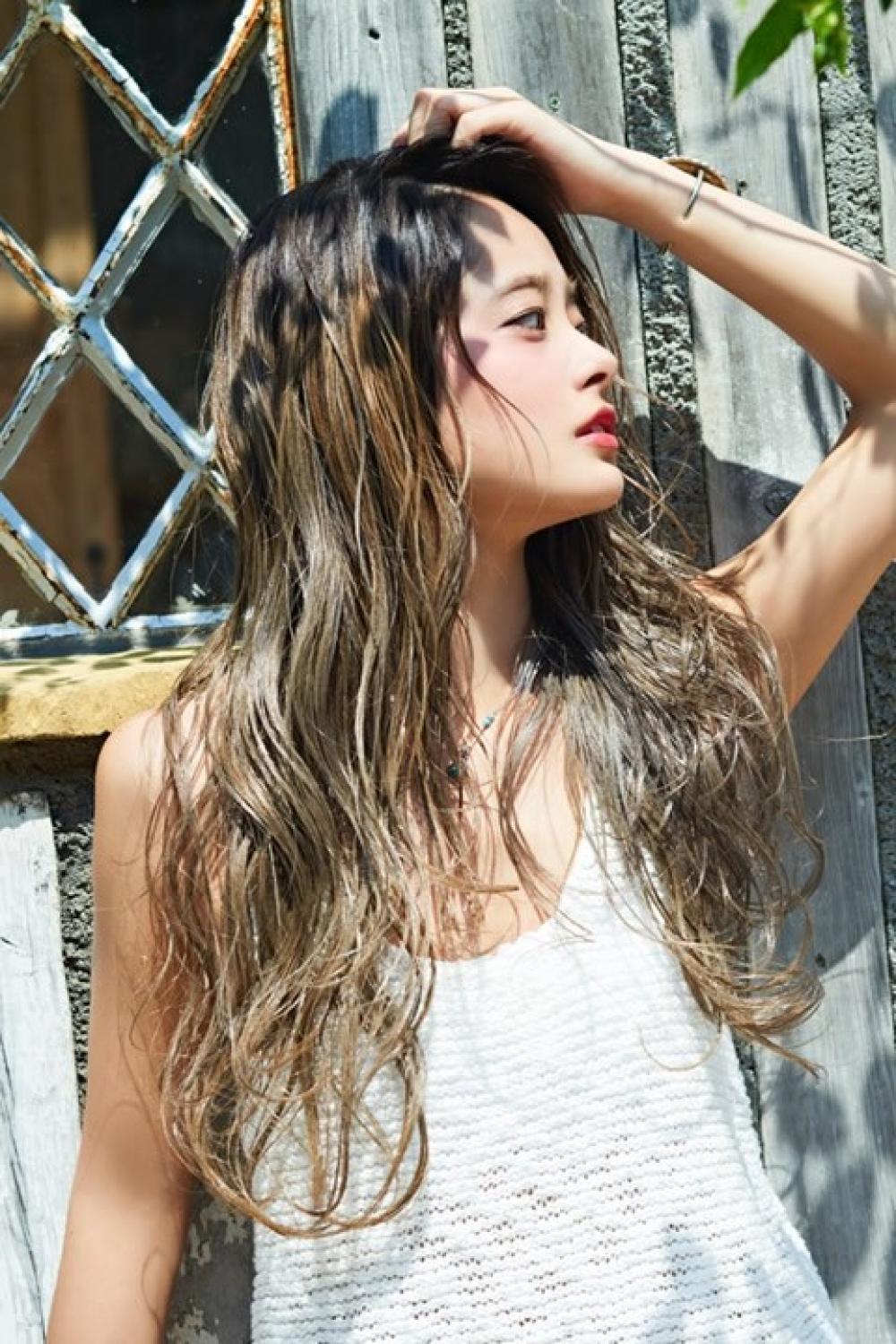 大人可愛いロングハイライトヘア｜サブ写真②