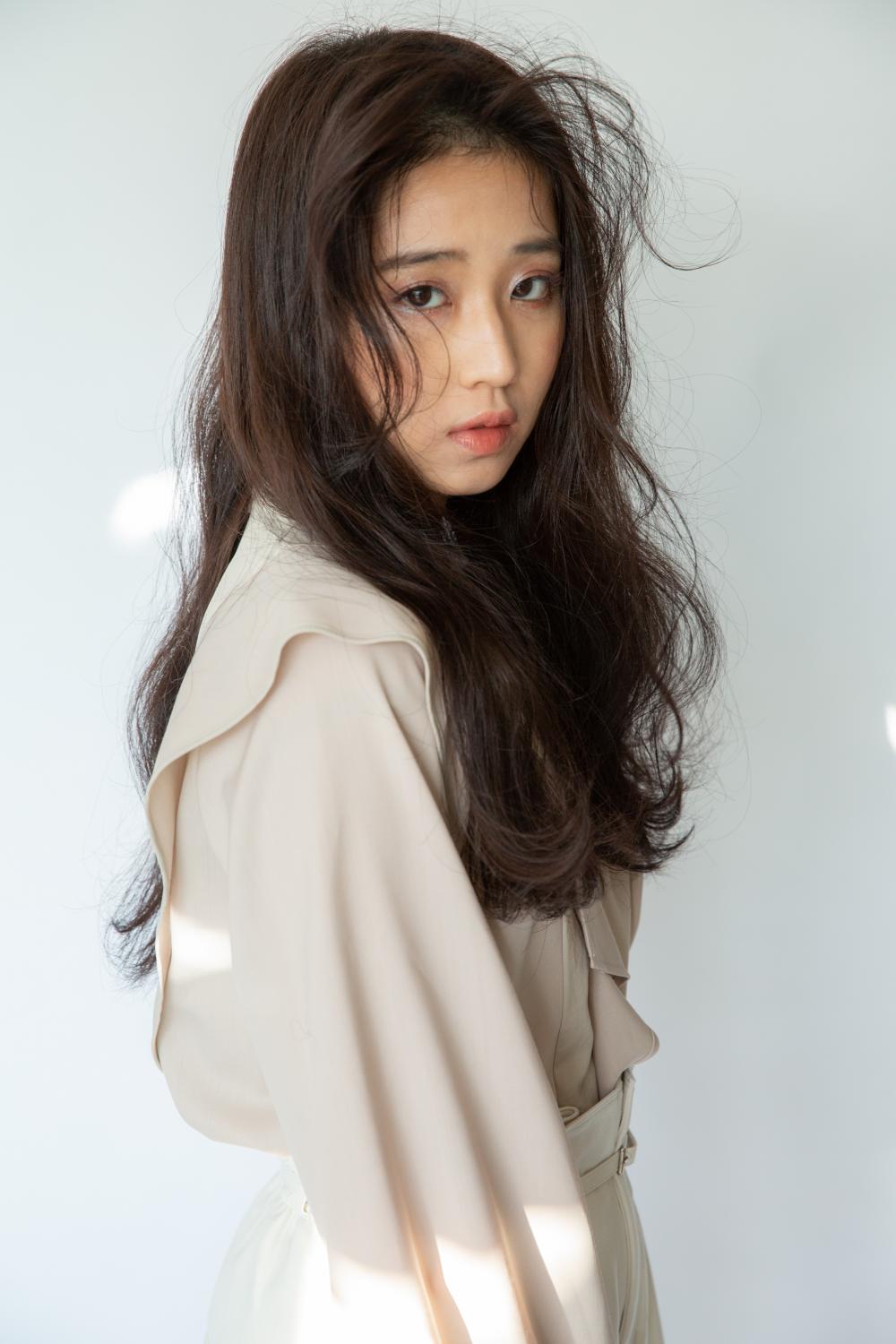 かきあげ前髪×巻き髪ロングヘア｜サブ写真②