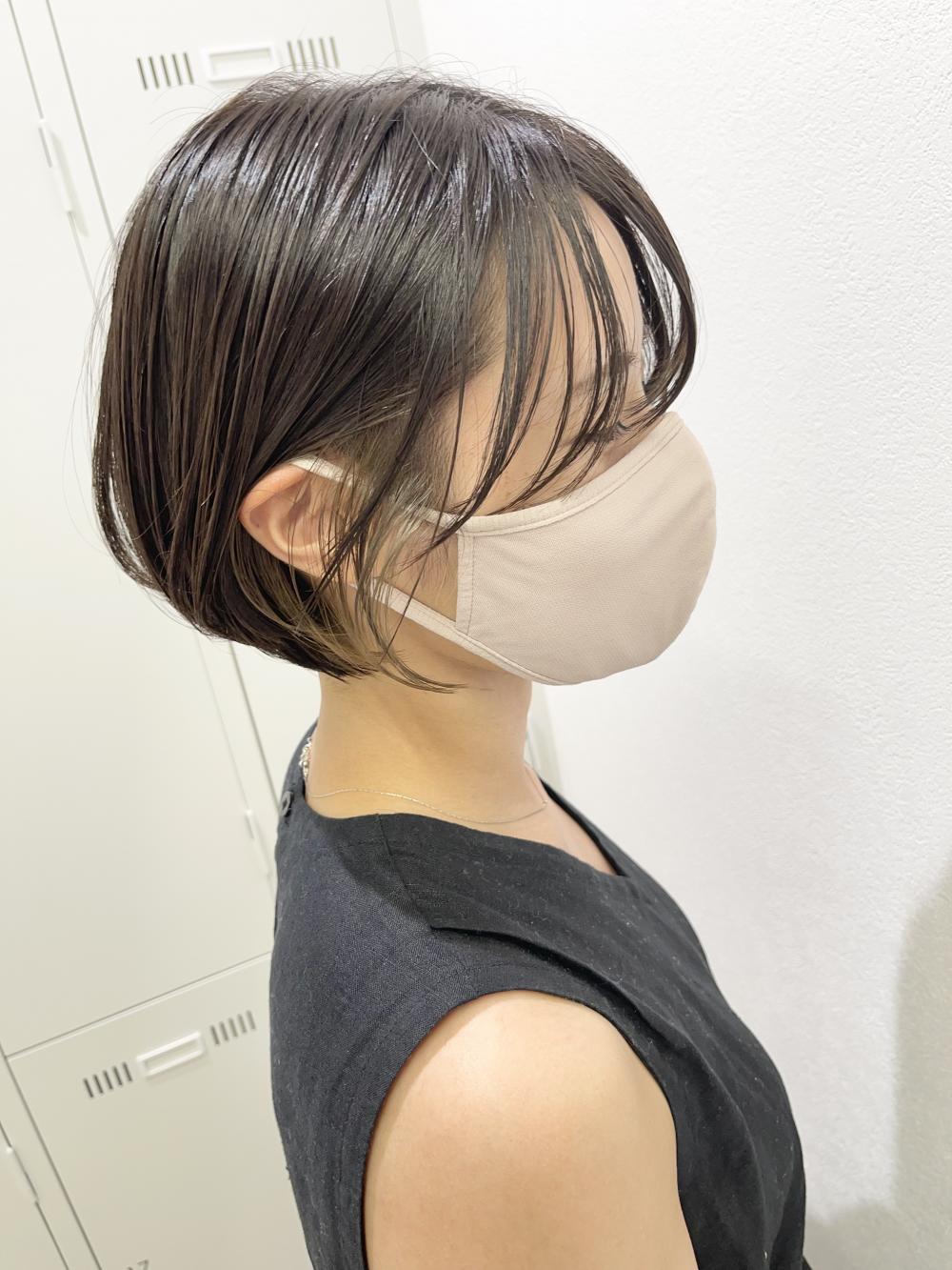 イヤリングカラーがかわいい黒髪ショートボブ