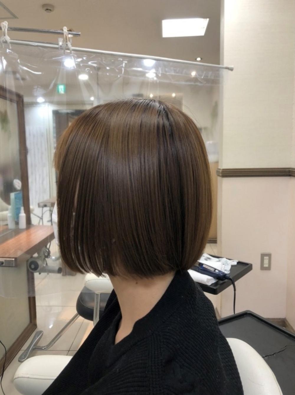 首が長く見えるショートボブ