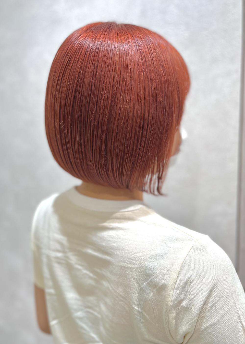ピンクオレンジ×前下がりボブ