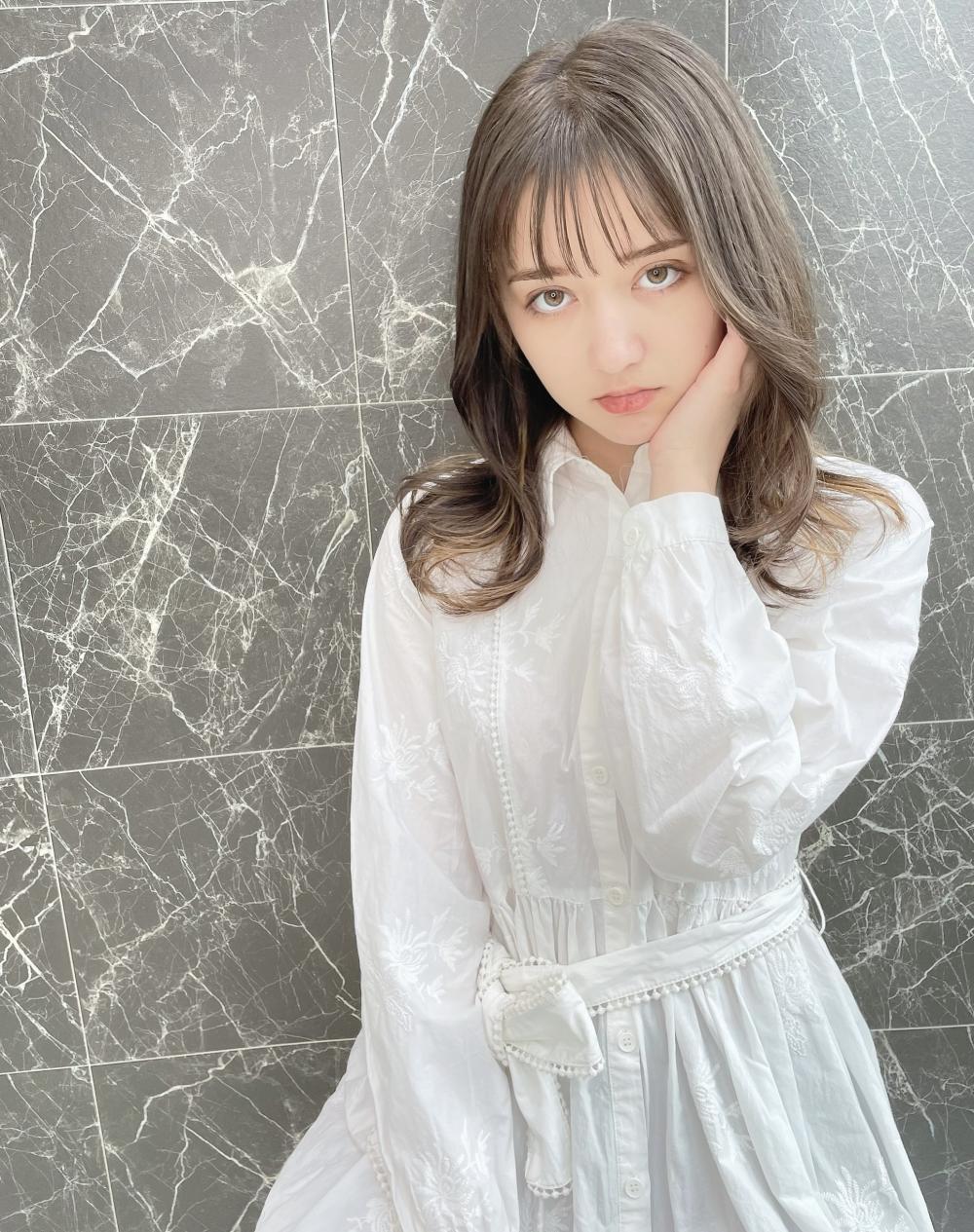 セミロング/シースルーバング/インナカラー/ベージュカラー｜サブ写真②