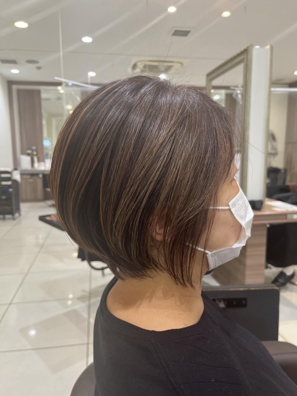 脱白髪染めカラー×大人ショート