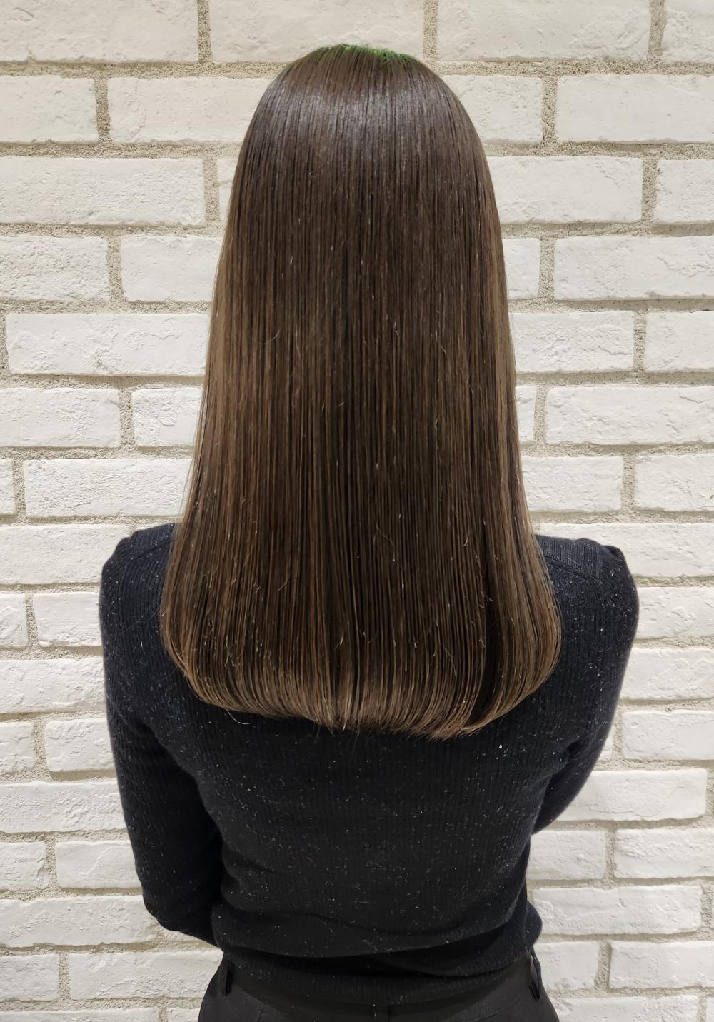 ロングヘアのツヤ髪グレージュカラー