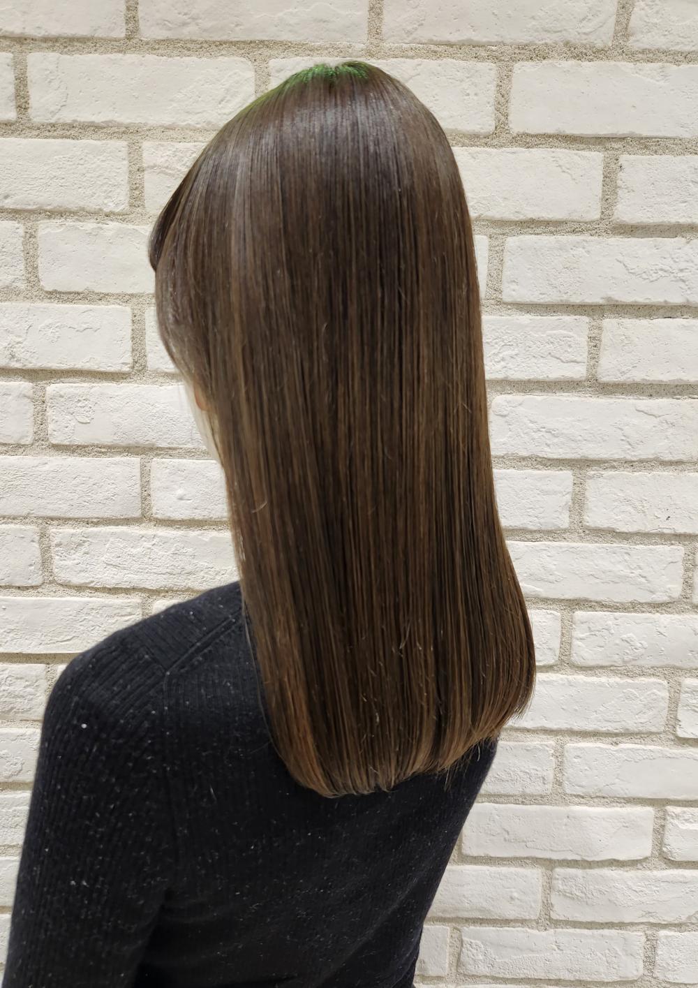 ロングヘアのツヤ髪グレージュカラー｜サブ写真②