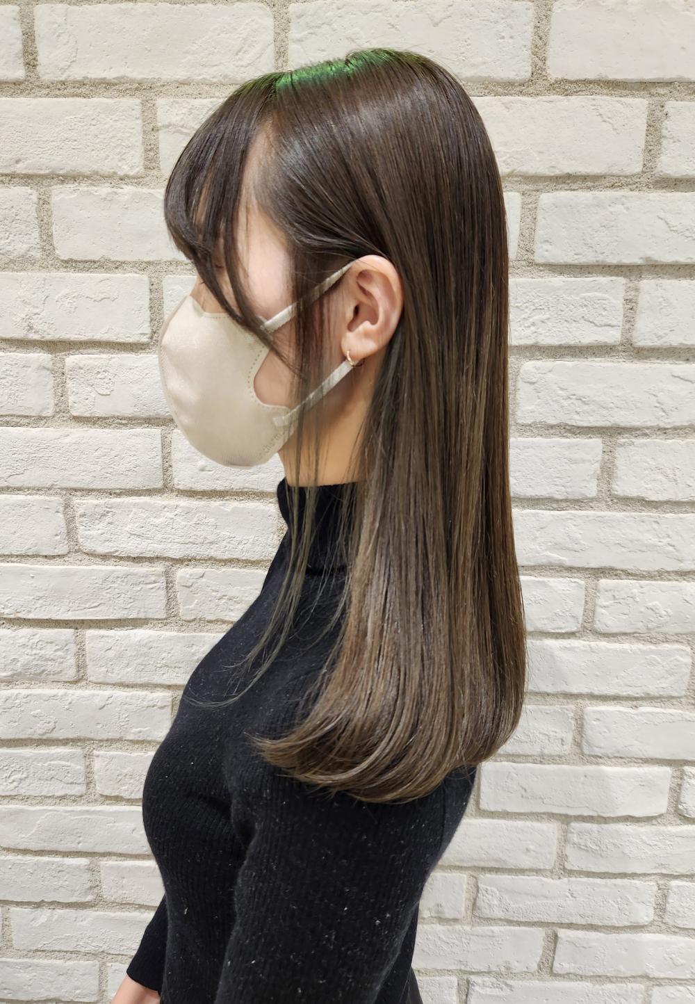 ロングヘアのツヤ髪グレージュカラー｜サブ写真③
