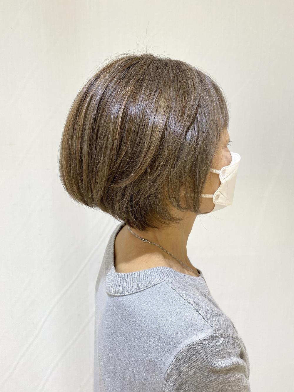 白髪を生かしたカラーリング　束感ショートボブ