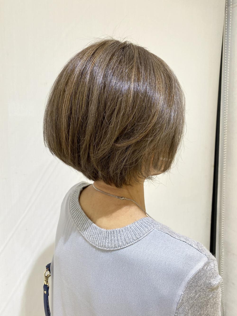 白髪を生かしたカラーリング　束感ショートボブ｜サブ写真②