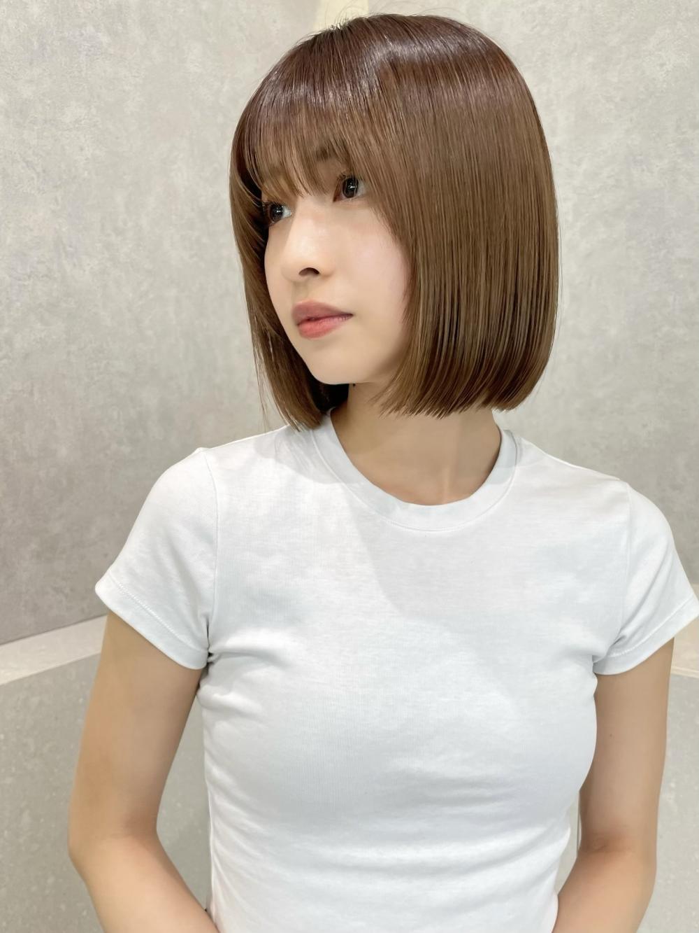 20代ミニボブぱっつん前髪ことりベージュ切りっぱなし