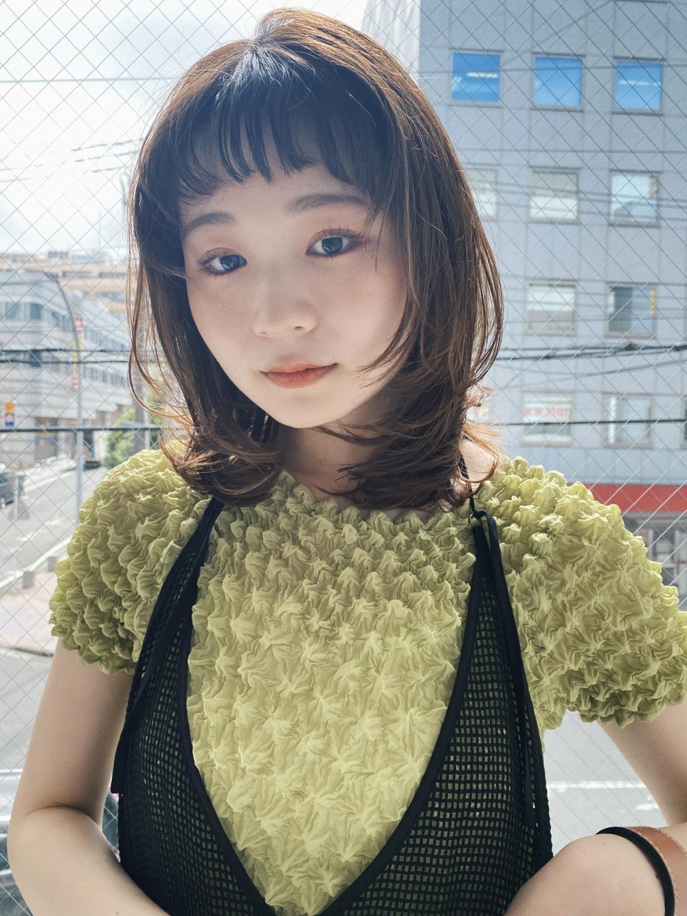 オン眉がかわいいミディアムレイヤー