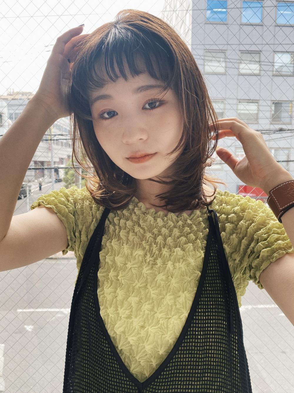 オン眉がかわいいミディアムレイヤー｜サブ写真②