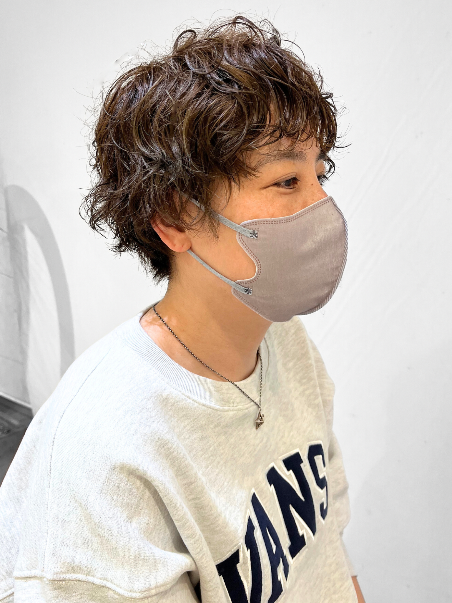 刈り上げショート強めパーマレディース