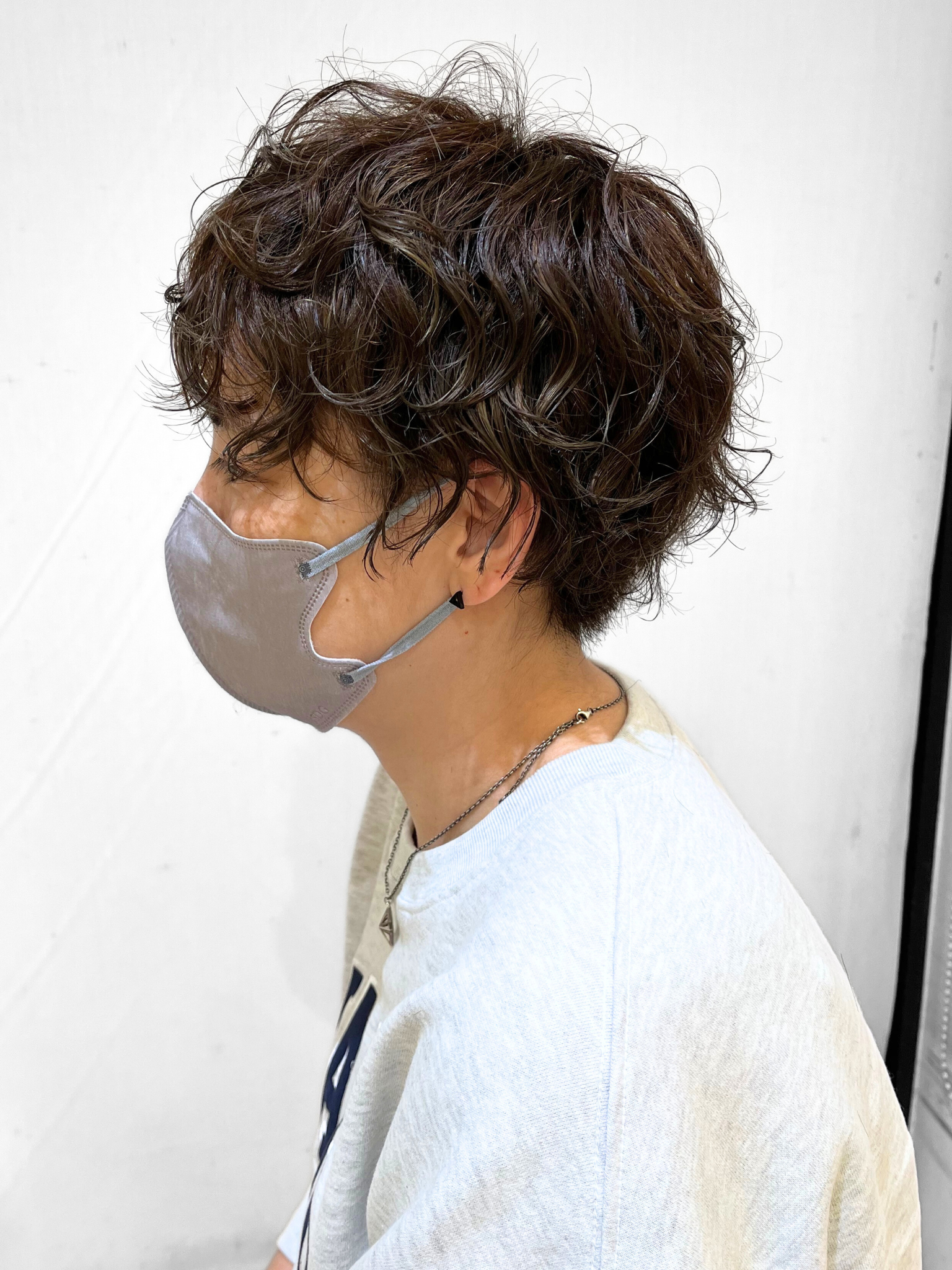 刈り上げショート強めパーマレディース｜サブ写真②
