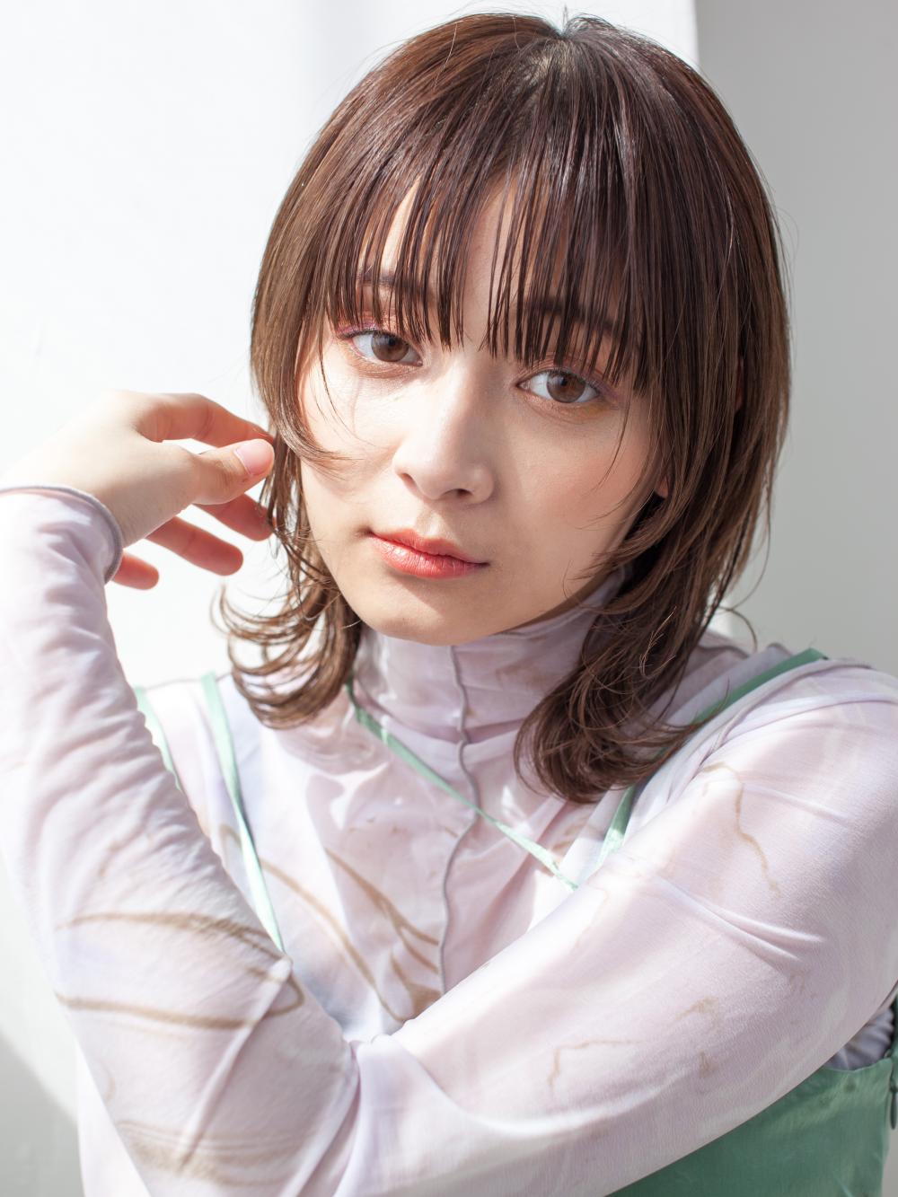 顔周りレイヤーウルフスタイル