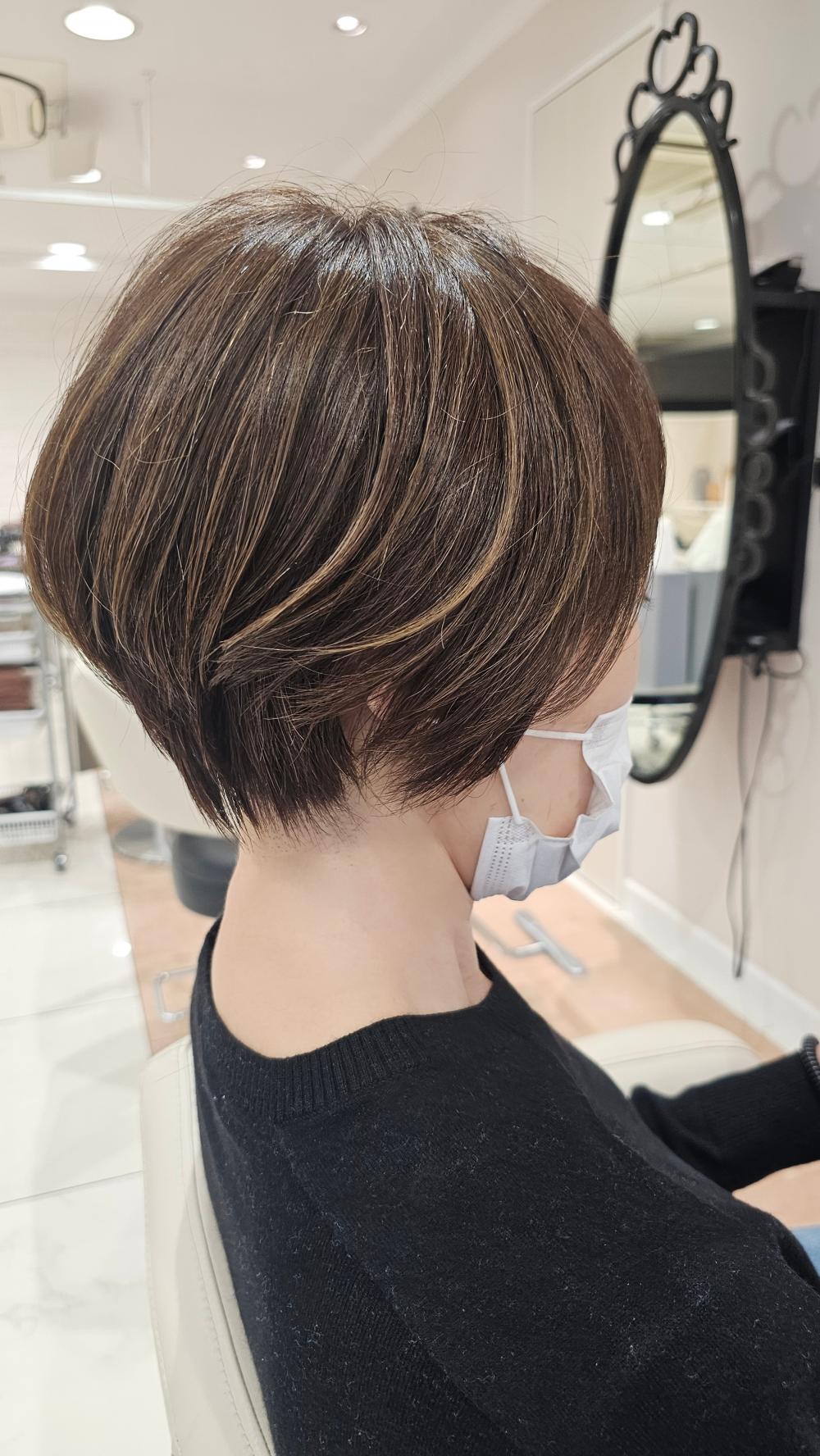 大人ショート×白髪ぼかしハイライト
