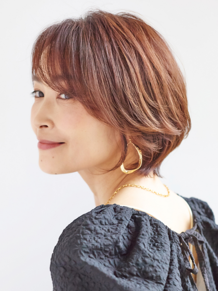明るめの白髪染め・大人小顔ショート｜メイン写真
