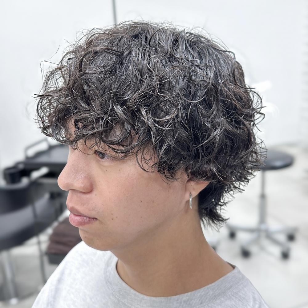 大人スパイラルパーマ前上がりウルフ