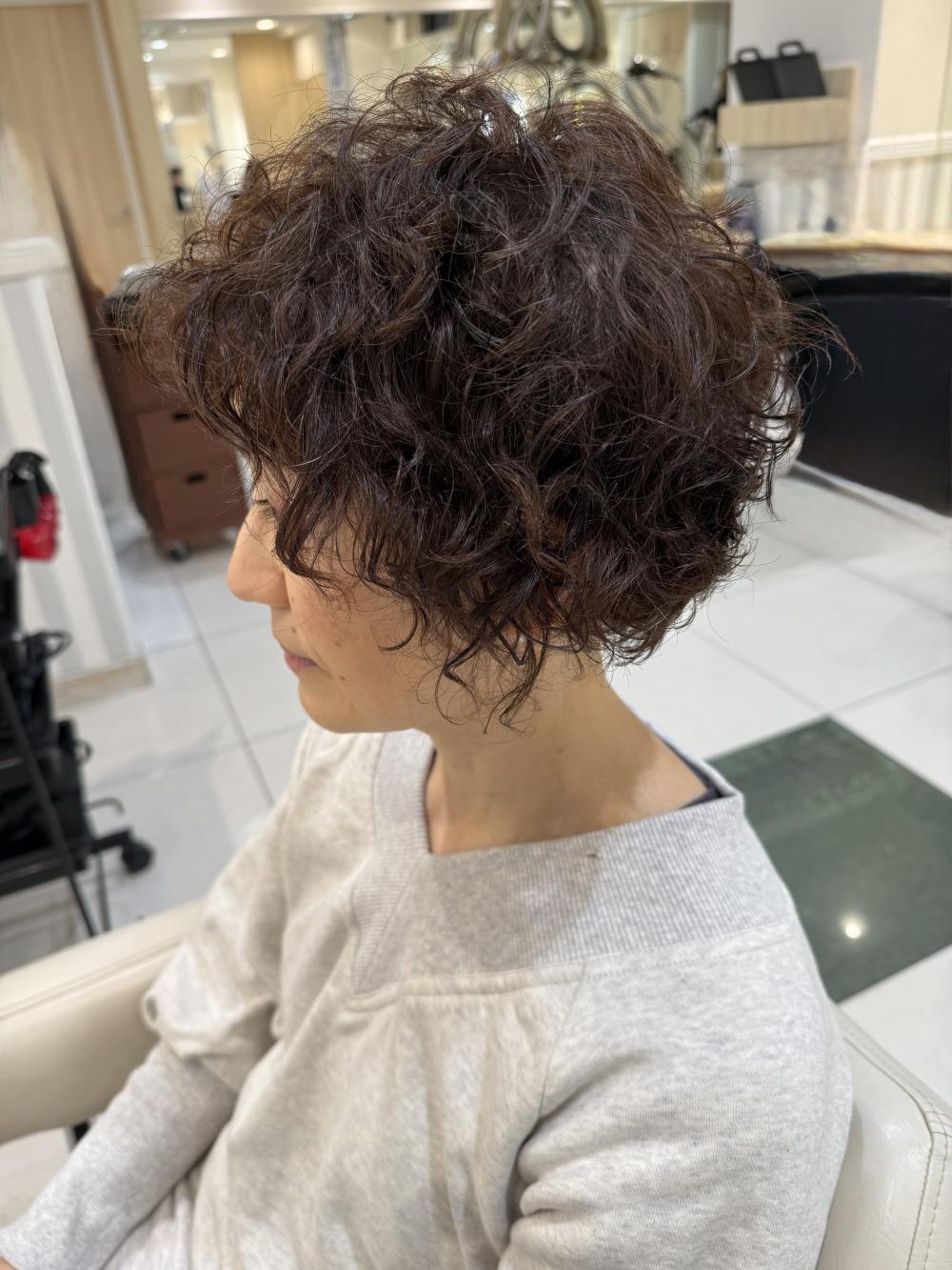 アシンメトリーパーマショートスタイル
