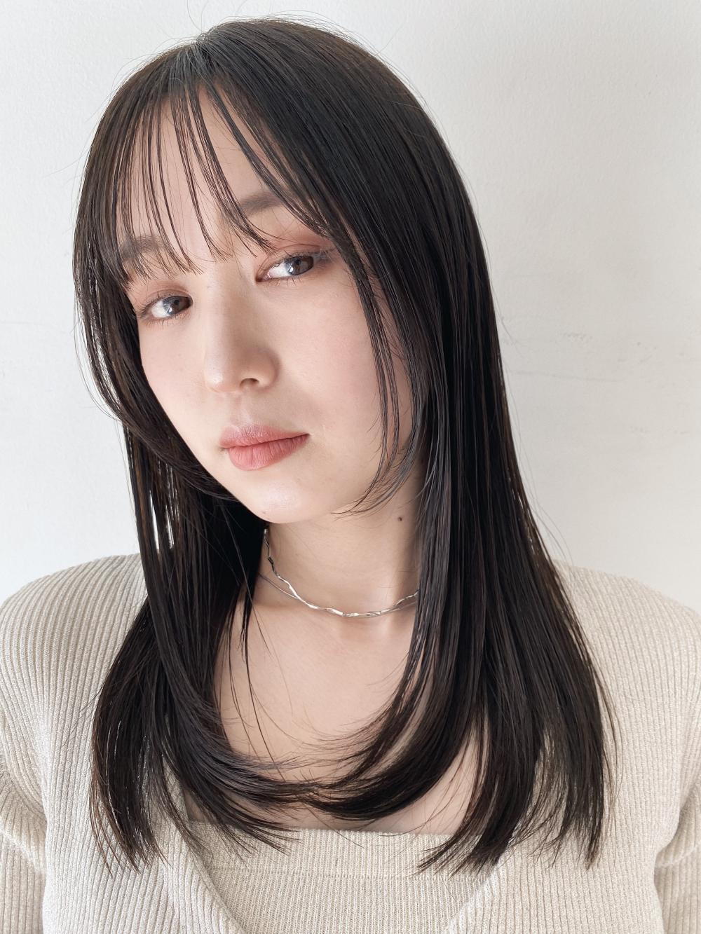 顔周りレイヤーのストレートロング
