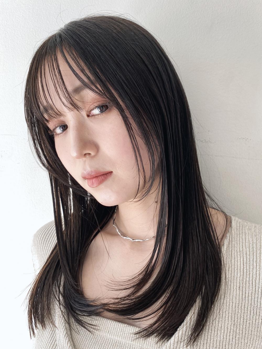 顔周りレイヤーのストレートロング｜サブ写真②